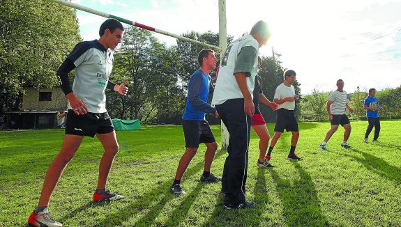 Mikel Pérez, el primero por la izquierda, en pleno entrenamiento con jugadores de rugby inclusivo el pasado fin de semana en Landare.