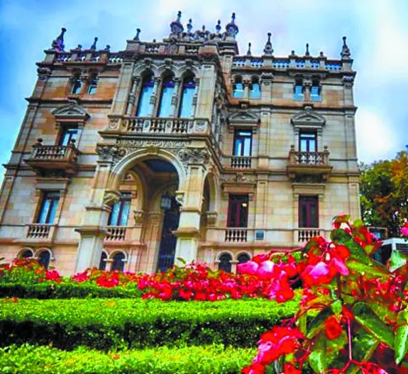 Imagen del palacio Augustin Zulueta, convertido en museo, tomada desde sus jardines. 