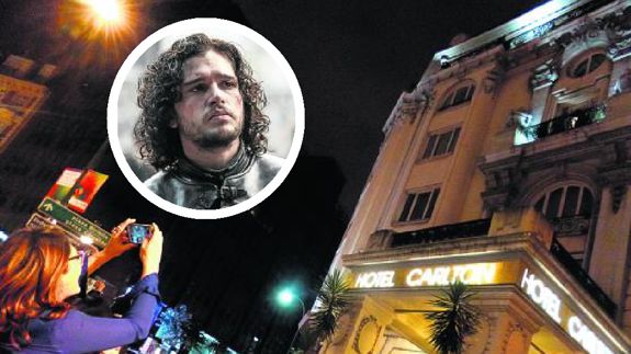Los fans tratan de fotografiar a Kit Harington, que sale a fumar a un balcón del Carlton.