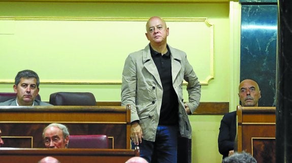 El diputado por Gipukzoa Odón Elorza, ayer en el momento de dar su no a Rajoy en el pleno de investidura en el Congreso. 