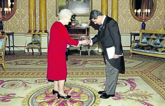 Trillo presenta sus credenciales ante la reina Isabel II.
