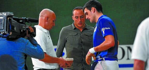 Juan Martínez de Irujo ha vuelto a los frontones para ejercer de botillero de Joseba Ezkurdia en el Campeonato del Cuatro y Medio.