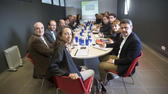 Instituciones vascas y estatales durante la reunión sobre el aeropuerto