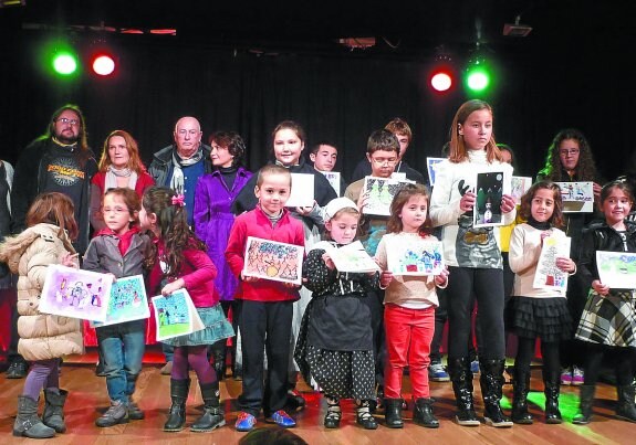 Concurso. Los niños premiados en una edición anterior del certamen de dibujo navideño.