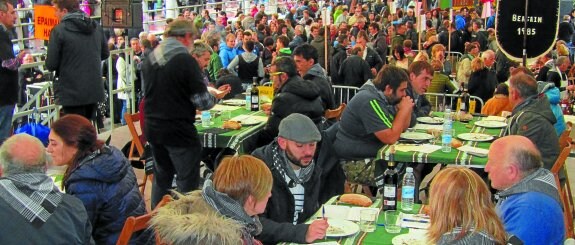 El frontón del paseo de Gernika acogió el estrado con las mesas de cata y fueron muchos los que vivieron el evento en directo catando la odolki del bar.