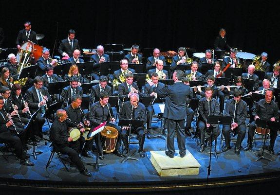 Los músicos de las dos bandas, en el escenario del Principal. 