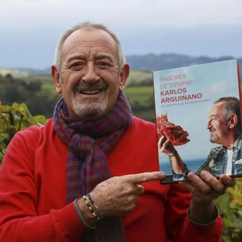 Karlos Arguiñano con su  nuevo libro 'Sabores de siempre'. 