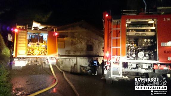 Los bomberos trabajan en el lugar.