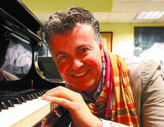 Ramón Gener bromea con un piano. El próximo año dirigirá un nuevo programa televisivo.