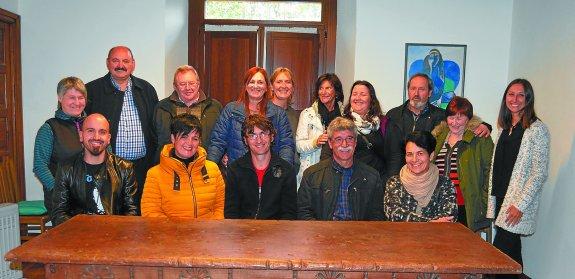 Taldea. Mahaiean eserita, udala kudeatzeko hautatuak izan diren bost bizilagunak. 