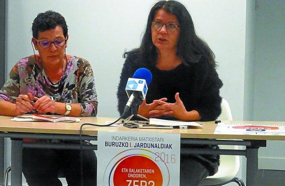 Edurne Urbieta y Gloria Vazquez, presentando las Jornadas sobre Violencia Machista.
