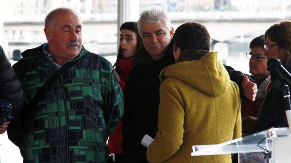 Juan Mari Olano y Oihana Garmendia conversan con Juan Antonio López Ruiz 'Kubati, en la rueda de prensa de Bilbao.