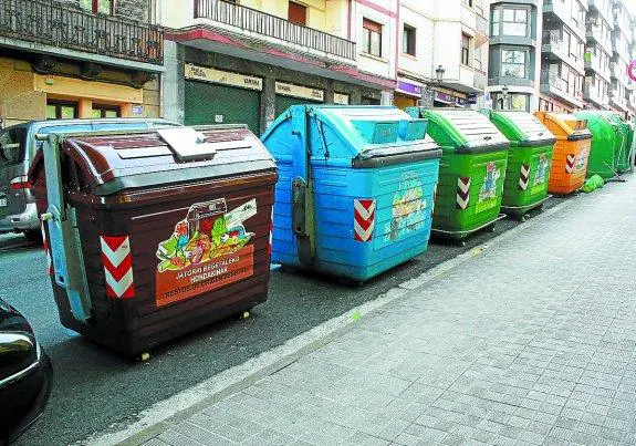 Separación de residuos. Hilera de contenedores en la calle San Marcial.