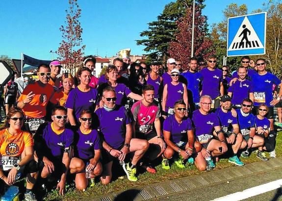 Varios colaboradores de la campaña, antes de tomar la salida en la pasada edición de la Behobia.