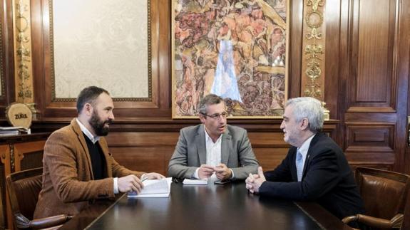 Denis Itxaso, Markel Olano y Juan Carlos Cano en la reunión de este jueves. 