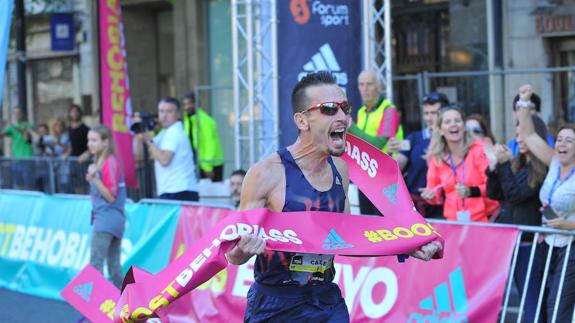 Castillejo, entrando en meta en la Behobia San Sebastián del año pasado. 