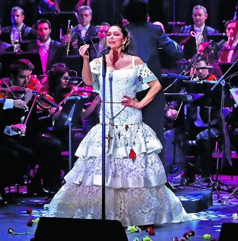 Isabel Pantoja, anoche en su recital de regreso en el teatro Carlos III de Aranjuez. 