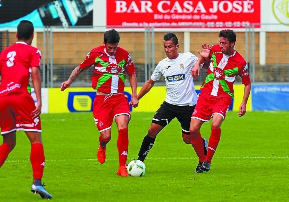 Mikel Martins en el partido contra el Amorebieta en el Stadium Gal. 