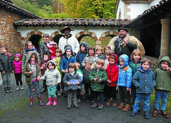 Cuadrilla de niños rodeando a Olentzero en su llegada a la ferrería de Mirandaola. 