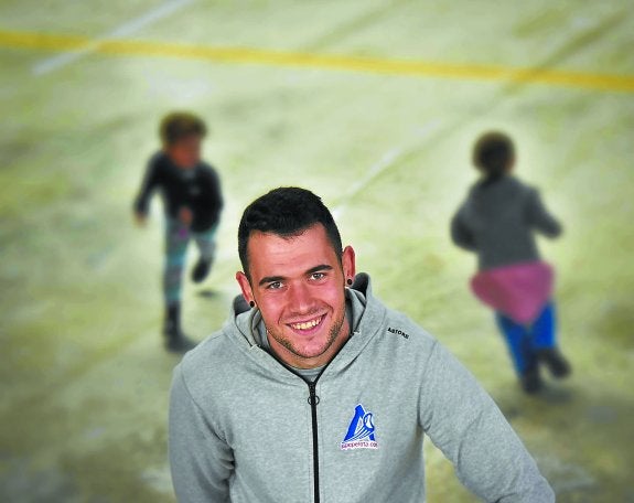 Erik Jaka, en el frontón de Lizartza, su pueblo.