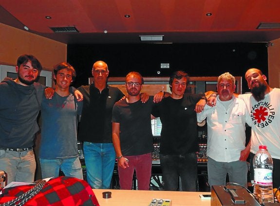 Los músicos zarauztarras en los estudios Millenia, de Valencia.