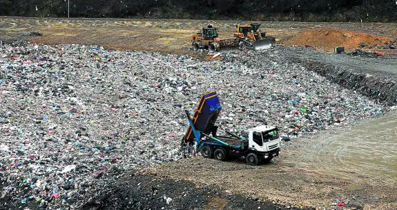Un camión deposita su carga de residuos en el vertedero cántabro de Meruelo.