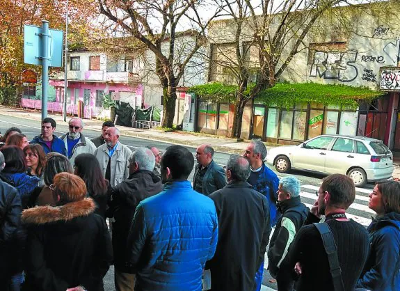 Etxepare y García Nieto guiaron al nutrido grupo en un paseo que finalizó frente a la desvencijada casa-taller de Oteiza.