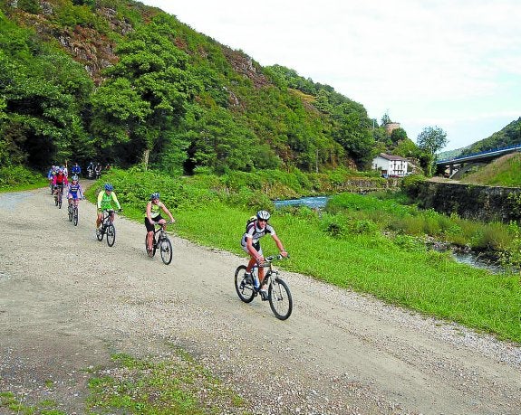 Ciclistas en la vía verde del Bidasoa a su paso por Endarlatsa. 