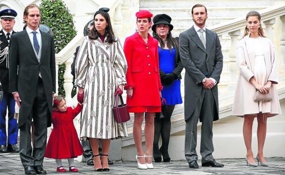 Andrea Casiraghi, su hija India, Tatiana Santo Domingo, la princesa Carlota, el principe Pierre y Beatrice Borromeo. 