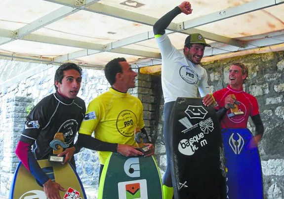 Alex Uranga celebra su triunfo junto a los riders Castillo, Iddouch y Haddar.