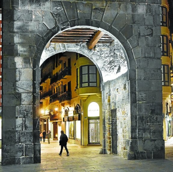 El Arco de Castilla luce su nuevo aspecto tras la obra de rehabilitación. 