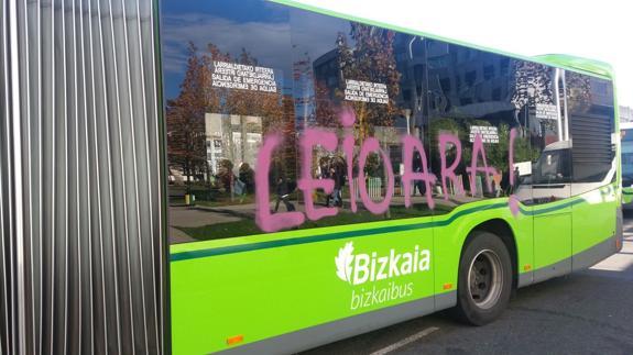 Encapuchados realizaron el lunes pintadas en tres autobuses en la UPV de Leioa.