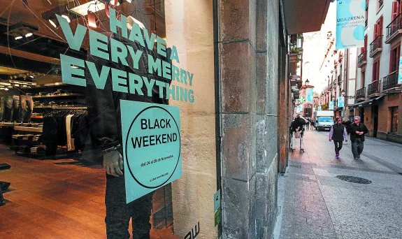 Un escaparate luce el cartel de 'Black Weekend', con descuentos que van desde ayer hasta mañana.