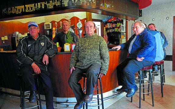Joxe Altuna, abuelo de Jokin, en el centro, en el bar Sasturain.