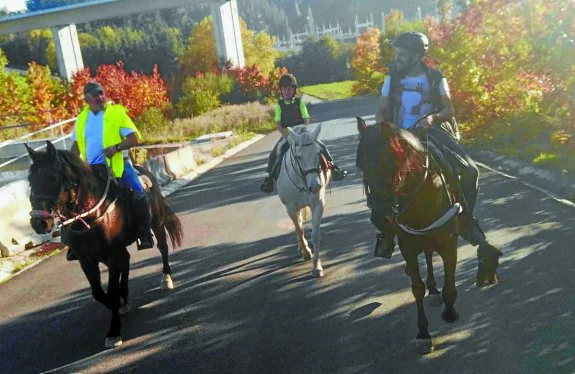 Paseoan. Gaurko jokoen ordez, Ezkiora joango dira zaldiekin paseoan. 