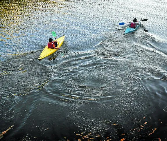 Inicio. El club TAK-Oria ofrece la posibilidad de practicar piragüismo en el río Oria en invierno. 