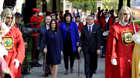 El lehendakari, con la presidenta del Parlamento vasco, Bakartxo Tejería, y miembros de la Mesa de la Cámara. 