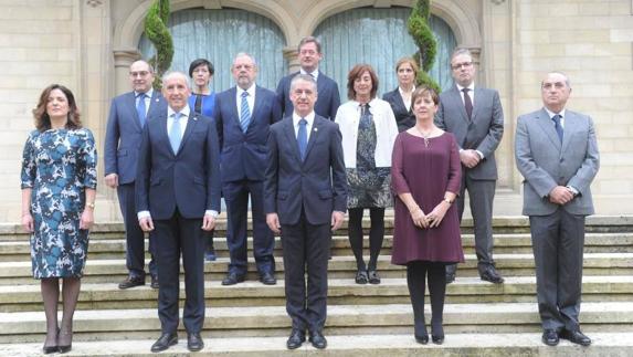 Foto oficial del nuevo Gobierno Vasco en la entrada de Ajuria Enea..