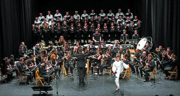 Concierto. Emezabal dirige a la Banda en la pieza 'Euskal Musikaren gorespena', bailada por Andoni Alonso.