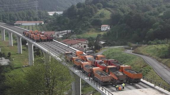 Prueba de carga en el viaducto sobre el Urumea, en el tramo entre Urnieta y Hernani.