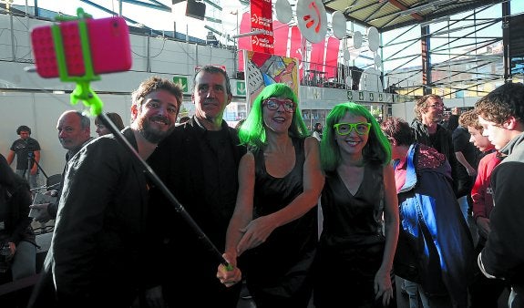 'Igelak' filmeko Patxo Telleria zuzendaria eta Gorka Otxoa aktorea, beste aktore batzuekin Landako Gunean.