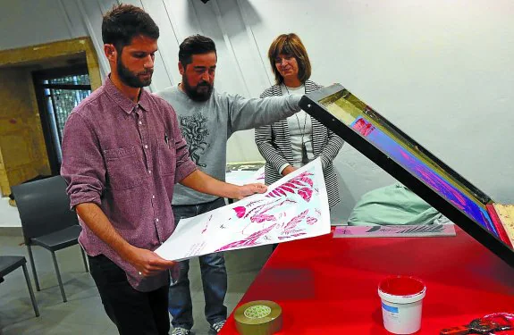 Serigrafía. Navarro, con Murua y Gómez, completa uno de los carteles de su exposición en el Gazteleku.