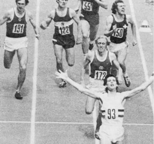 Sebastian Coe alza los brazos tras proclamarse campeón de Europa en el velódromo de Anoeta. 