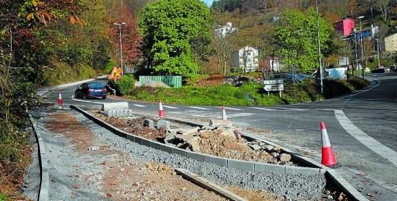 Acceso. Las obras comienzan desde la zona del cruce para la subida a Arrate.