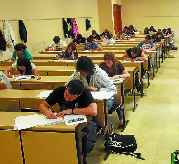 Un grupo de alumnos realiza un examen en un centro educativo.