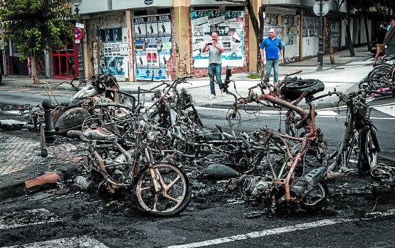 25 de agosto. Once motocicletas quedaron destrozadas en la calle José María Soroa.