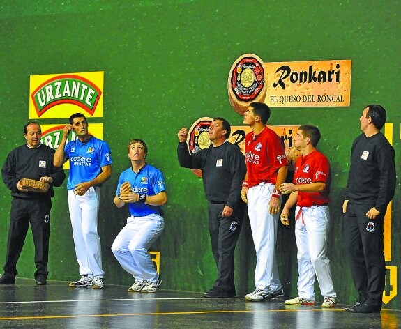 Albisu, Artola, Tolosa y Mendizabal III, junto a los jueces anoche en el Atano III.