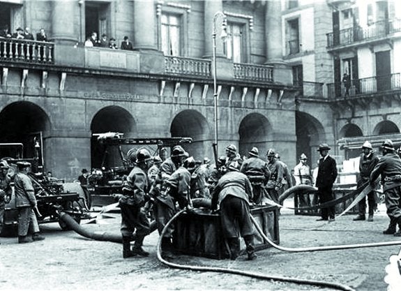 Prácticas contra incendios en la plaza de la Constitución. 