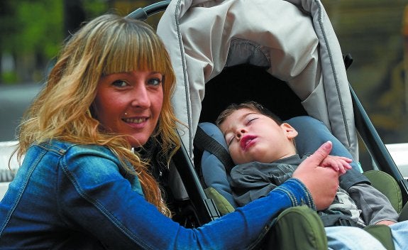 Ana Belén Martínez, con su hijo Iker, en una foto de archivo para la presentación de una campaña solidaria.