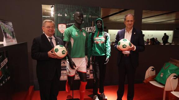 Los seleccionadores, Mikel Etxarri y Jose Maria Amorrortu, han presentado los detalles del partido